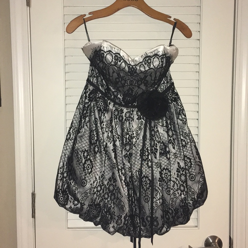Bebe black/white lace bubble dress corset back